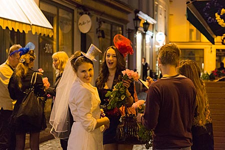 Lettland - junge Leute feiern Junggesell/inn/enabschied in der Altstadt von Riga