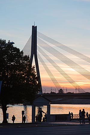Lettland - Vansu Tilts Drahtseilbrücke über die Daugava in Riga im Abendlicht