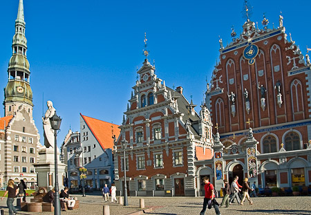 Rathausplatz in Riga mit Rolandfigur und Schwarzhäupterhaus