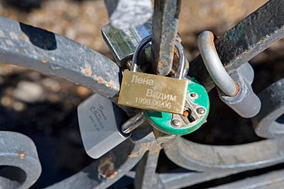 Litauen - Vilnius - Künstlerrepublik Uzupis: frisch Vermählte haben als Zeichen ihrer Verbundenheit Vorhängeschlösser mit ihren Namen an die Brücke von Uzupis gehängt