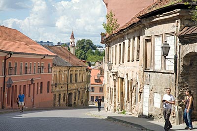 Litauen - Vilnius - Künstlerrepublik Uzupis: unrenovierte Häuser  an der Hauptstraße Uzupio gatve