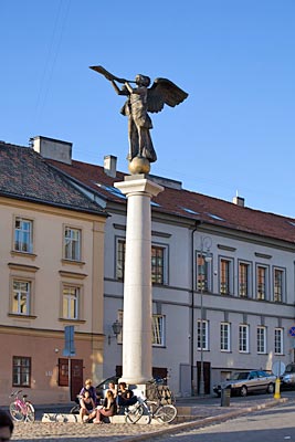 Litauen - Vilnius - Wappen -Engel auf einer Säule auf dem Hauptplatz
