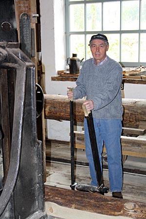 Luxemburg mit dem Rad - Jos Schweicher, einer der ehemaligen Mitarbeiter der Beckericher Sägerei, kümmert sich heute ehrenamtlich um die Maschinen und erklärt alles