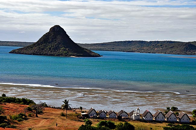 Wie der Zuckerhut von Rio de Janeiro steigt der heilige Berg in der Bucht Baie de Diego aus dem Meer, bei Antsiranana, Madagaskar