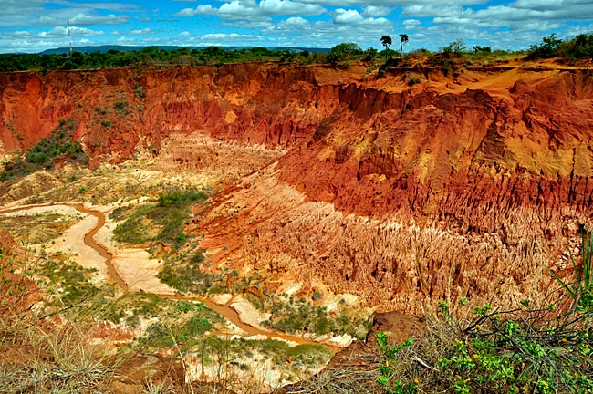 Tsingy Rouges, einmalige Landschaft aus bizarren Sandsteinnadeln in rötlichen Färbungen, bei Sadjoavato, Madagaskar