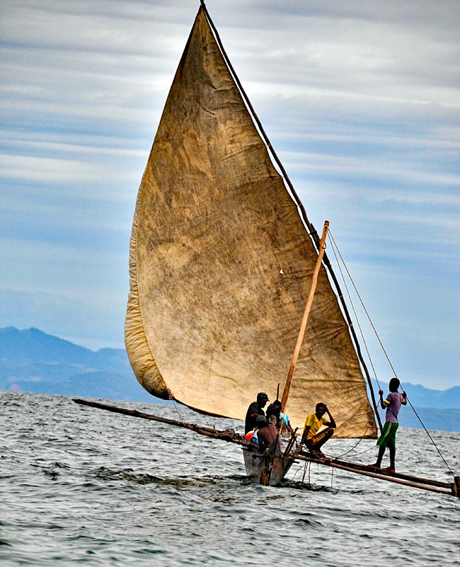 Fischerboot vor der Küste der Insel Nosy Be, Madagaskar
