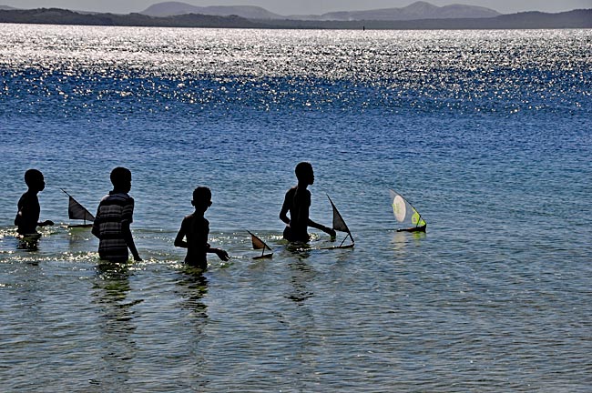 Im Wasser spielende Kinder am Strand von Ramena, bei Antsiranana, im Norden von Madgaskar.