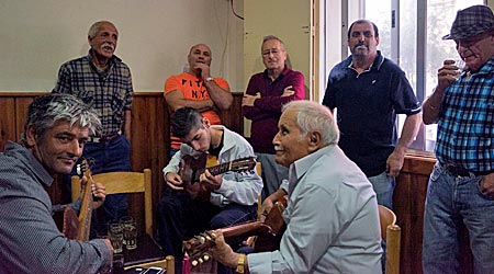 Malta - traditioneller maltesischer Ghana-Sänger Wettstreit in Zejtun, Foto: Robert B. Fishman