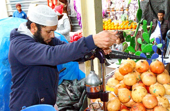 Marokko - Obst- und Getränkehändler im Marche Municipal von Agadir