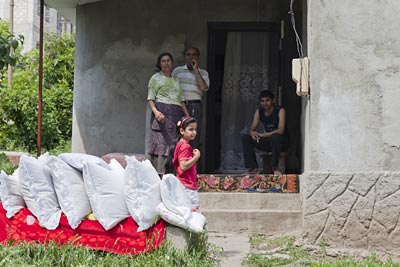 Moldawien - Roma Familie vor ihrem Haus in Soroca