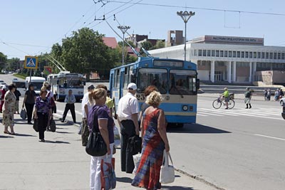 Transnistrien - Fahrgäste warten auf den Trolleybus in Tiraspol