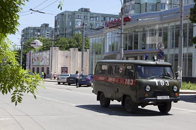 Transnistrien - Ein Krankenwagen fährt durch Toraspol