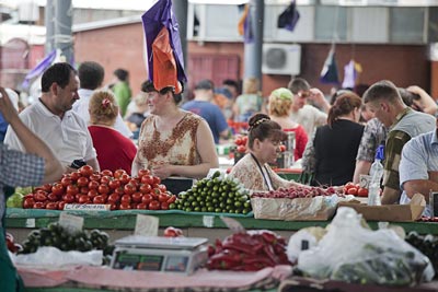 Moldawien - Chisinau - Markthändler verkaufen Tomaten und Gurken