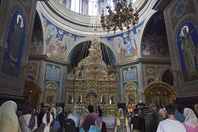 Moldawien - Orthodoxe Kathedrale von Chisinau: nach Männer und Frauen getrennte Gläubige beten im Inneren