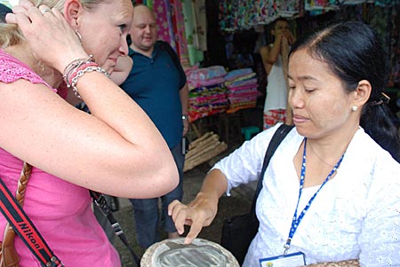 Myanmar - Kwhin und deutsche Touristin