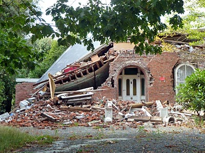 Neuseeland - zerstörtes Backsteinhaus in Port Hills