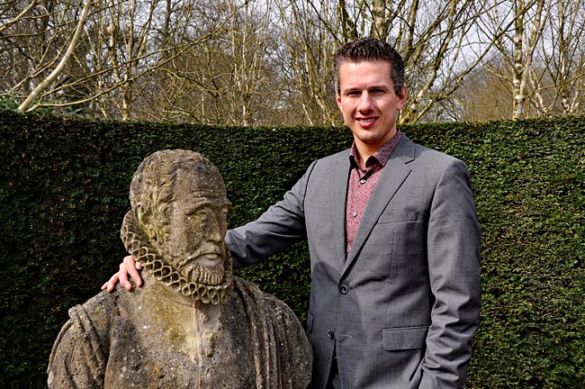 Niederlande - Martin Elling, Chefdesigner des Tulpengartens Keukenhof. Er steht bei der Büste von Carolus Clusius, der die Tulpe 1593 nach Holland brachte. Lisse, Holland