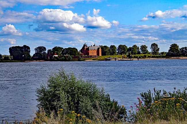 Niederlande - Älter als die Neue Wasserlinie: Auch Burg Loevestein am Ufer des Waal wurde in die Verteidigungslinie einbezogen