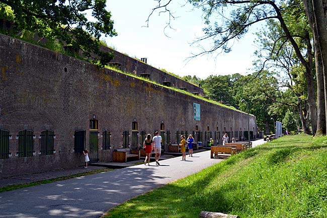 Niederlande - Backsteinriegel im Grünen: Das Wasserlinie-Museum im Fort bij Vechten