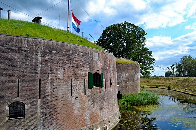 Niederlande - B & B hinter dem Deich: Im Fort Vuren, wenige Schritte vom Ufer des Waal entfernt, kann man übernachten