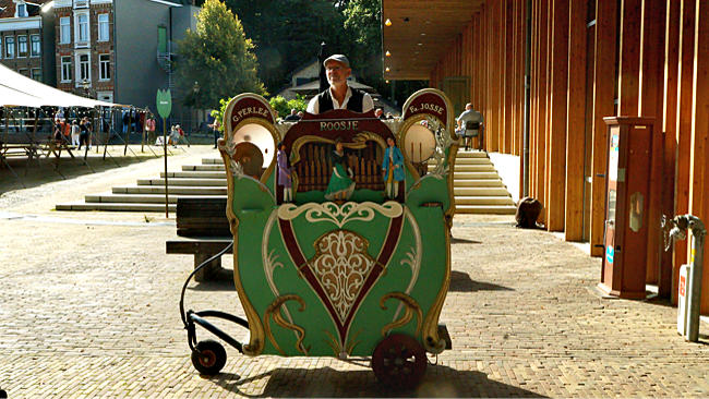 Arnhem - Zur Begrüßung im Museum spielt ein Drehorgelspieler