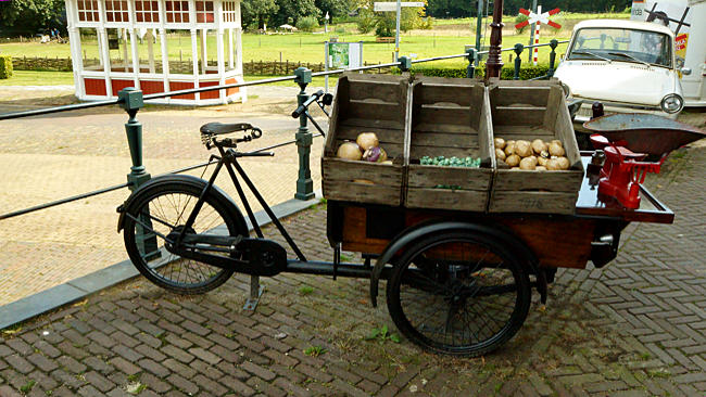 Arnhem - Niederländisches Freilichtmuseum - Gemüse, frisches Gemüse – eine fahrende Gemüsefrau unterwegs im Jordaan