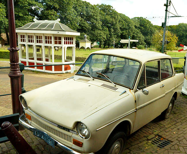 Arnhem - Niederländisches Freilichtmuseum - Ikone des niederländischen Automobilbaus der 1960er Jahre – ein DAF