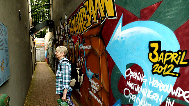 Arnhem - Niederländisches Freilichtmuseum - Museumsbesucherin in der Töpfergasse