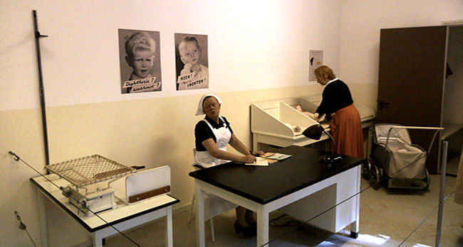 Arnhem - Niederländisches Freilichtmuseum - Schwestern vom Grünen Kreuz versorgen Säuglinge im Gesundheitszentrum