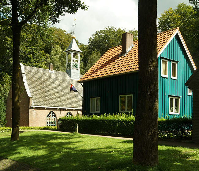 Arnhem - Niederländisches Freilichtmuseum - Als Fertighaus gebaut, das Norwegerhaus, und nebenan das Kirchlein aus `s-Heerenhoek