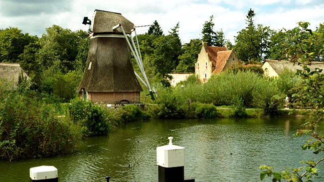 Arnhem - Niederländisches Freilichtmuseum - Unterwegs am Rande vom Dorf und Blick auf die Dränage-Mühle aus Noordlaren