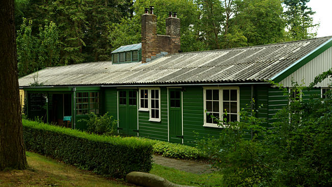 Arnhem - Niederländisches Freilichtmuseum - Molukker-Baracken, in denen Molukker aus Indonesien untergebracht warten, die einst Teil der Königlichen Niederländischen Armee waren und nach der Unabhängigkeit Indonesien für einen eigenen Staat auf den Molukken kämpften
