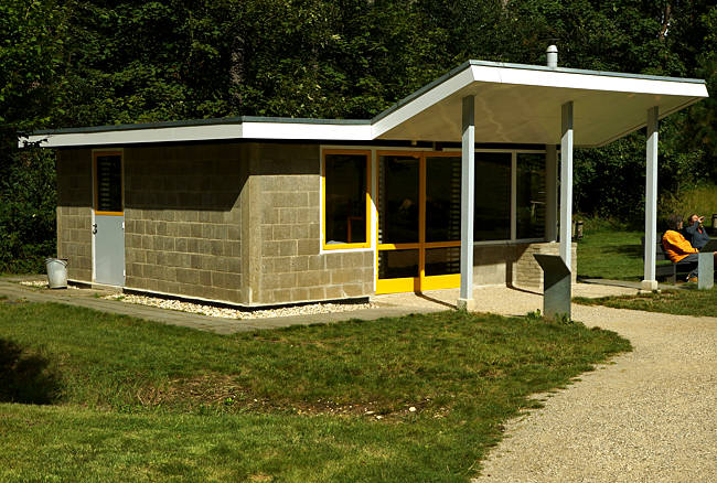 Arnhem - Niederländisches Freilichtmuseum - Rietveld-Ferienhaus, klein, aber fein und stylish-modern in der Architektur