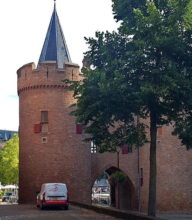Arnheim - Durch dieses Tor wurde einstmals Flusssand in die Stadt geschafft