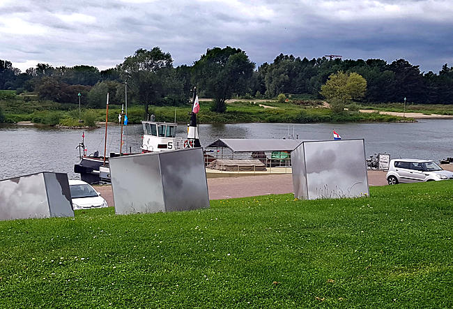 Arnheim - Am Niederrheinufer: Denkmal für die Opfer der Schlacht um Arnheim