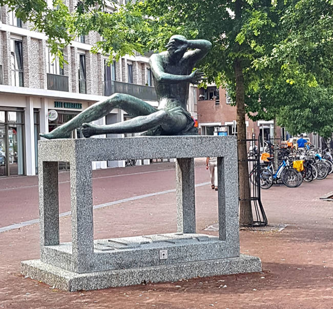 Arnheim - Denkmal Mensch und Macht auf dem Audrey-Hepburn-Platz