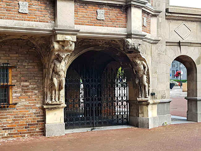 Arnheim - Skulpturen am Teufelshaus – Satyr oder Satan?