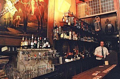 Amsterdam - Cafe Hoppe - Vorherrschender Farbton braun: Seit 1670 wird an dieser Theke Bier getrunken.