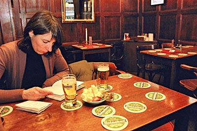 Amsterdam - Vorherrschender Farbton braun: Pause im typischen Ambiente eines Bruin Cafés