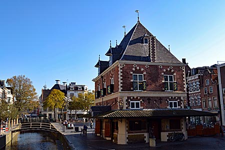 Niederlande - Leeuwarden - Zentrum der Stadt: Die ehemalige Waage von 1590 ist heute ein Café