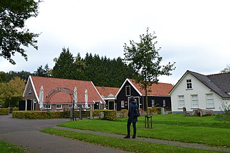 Niederlande - Leeuwarden - Bald Weltkulturerbe? Einige der alten Siedlerhäuser der Landwirtschaftskolonie Frederiksoord bilden heute ein Museum