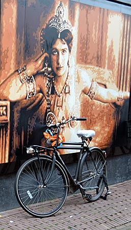Niederlande - Leeuwarden - Hauswand in Leeuwarden: Die ehemalige Spionin Mata Hari ist allgegenwärtig – gleiches gilt für die Fahrräder