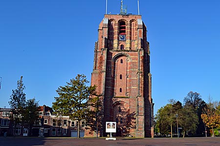 Niederlande - Der schiefe Turm von Leeuwarden: Der 1529 erbaute und später abgesackte Turm sollte eigentlich eine Kirche zieren