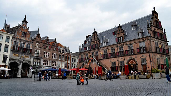 Nimwegen, Niederlande - Typisch Holland: Blick auf den Grote Markt mit der Stadtwaage und historischen Gebäuden