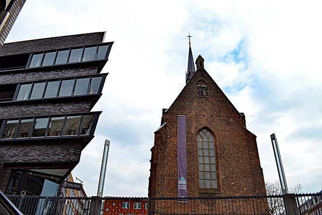 Nimwegen, Niederlande - Neue Architektur vor der Marienburg-Kapelle, dem Sitz des Stadtmuseums