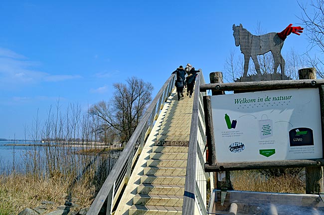 Nimwegen, Niederlande - Willkommen in der Natur: Hinter der Bücke wartet die grüne Oase des Ooijpolders