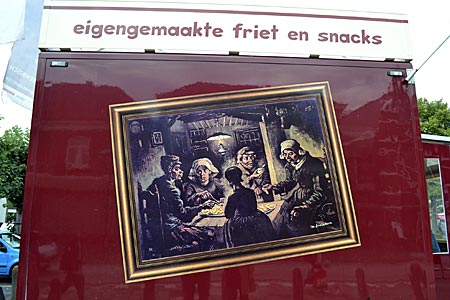 Niederlande - Nord-Brabant - Wenn Vincent das gewusst hätte. Sein berühmtes Bild "Die Kartoffelesser" in einer Neuinterpretation mit Pommes Frites, an einer Imbissbude in Zundert