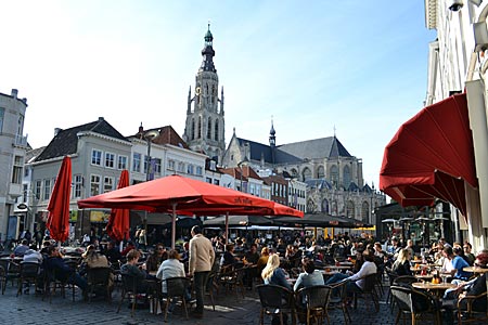 Niederlande - Nord-Brabant - Station auf der Van-Gogh-Reise: der Markt in Breda und seine Grote Kerk. Hier predigte van Goghs Opa