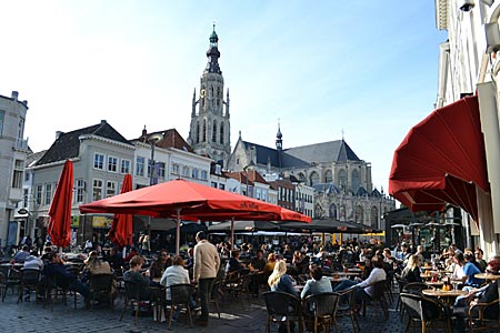 Niederlande - Nord-Brabant - Station auf der Van-Gogh-Reise: der Markt in Breda und seine Grote Kerk. Hier predigte van Goghs Opa