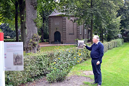 Niederlande - Nord-Brabant - Van-Gogh-Infopunkt: Frans van den Bogaard zeigt eine Kopie des Bildes, das der Künstler von der kleinen Kirche in Nuenen gemalt hat